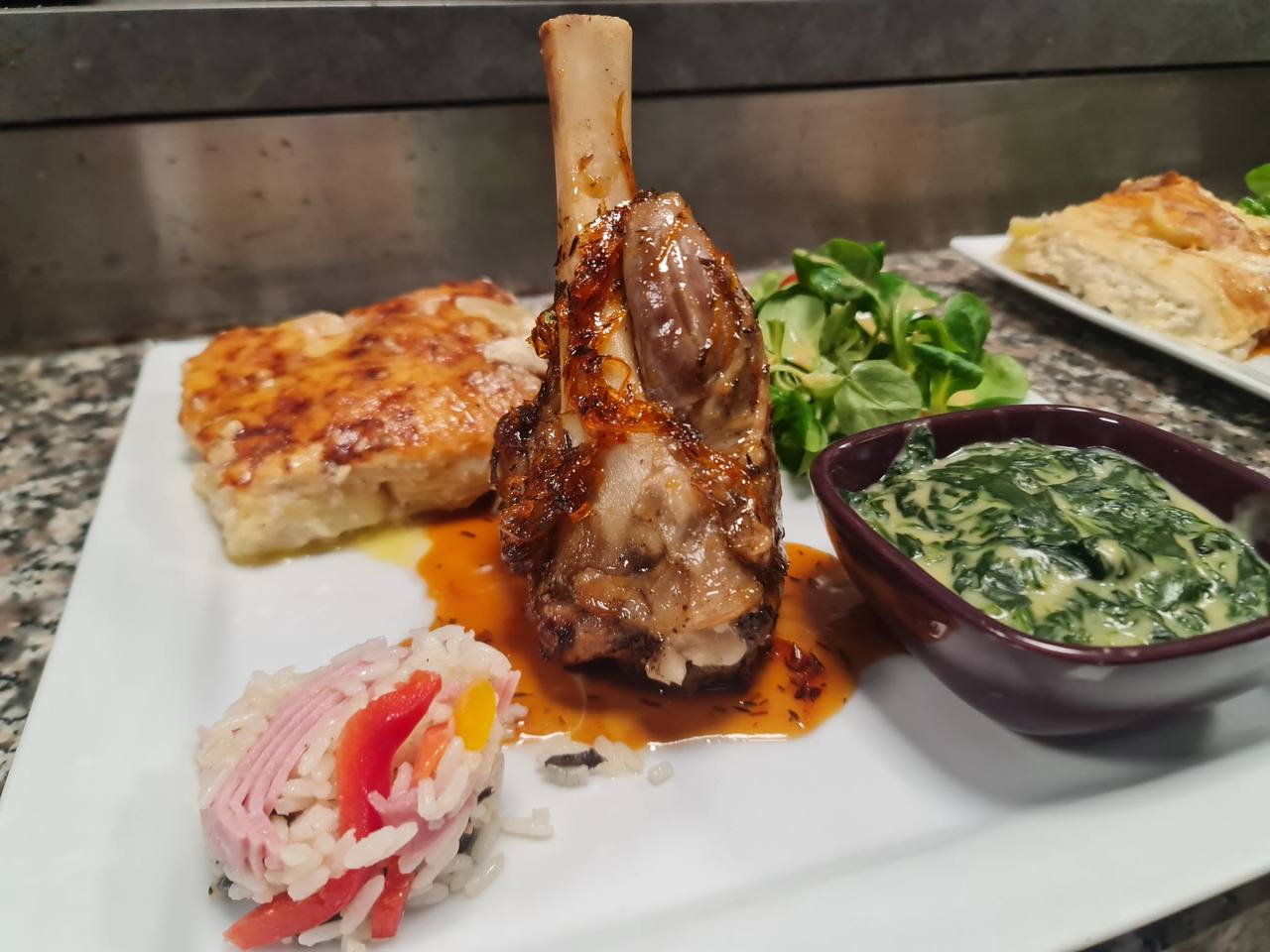 Souris d'agneau confite, gratin dauphinois et épinards