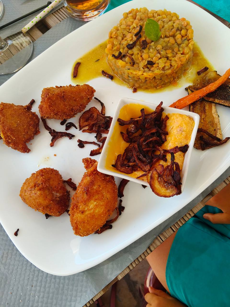 Beignets croustillants, lentilles corail et légumes rôtis