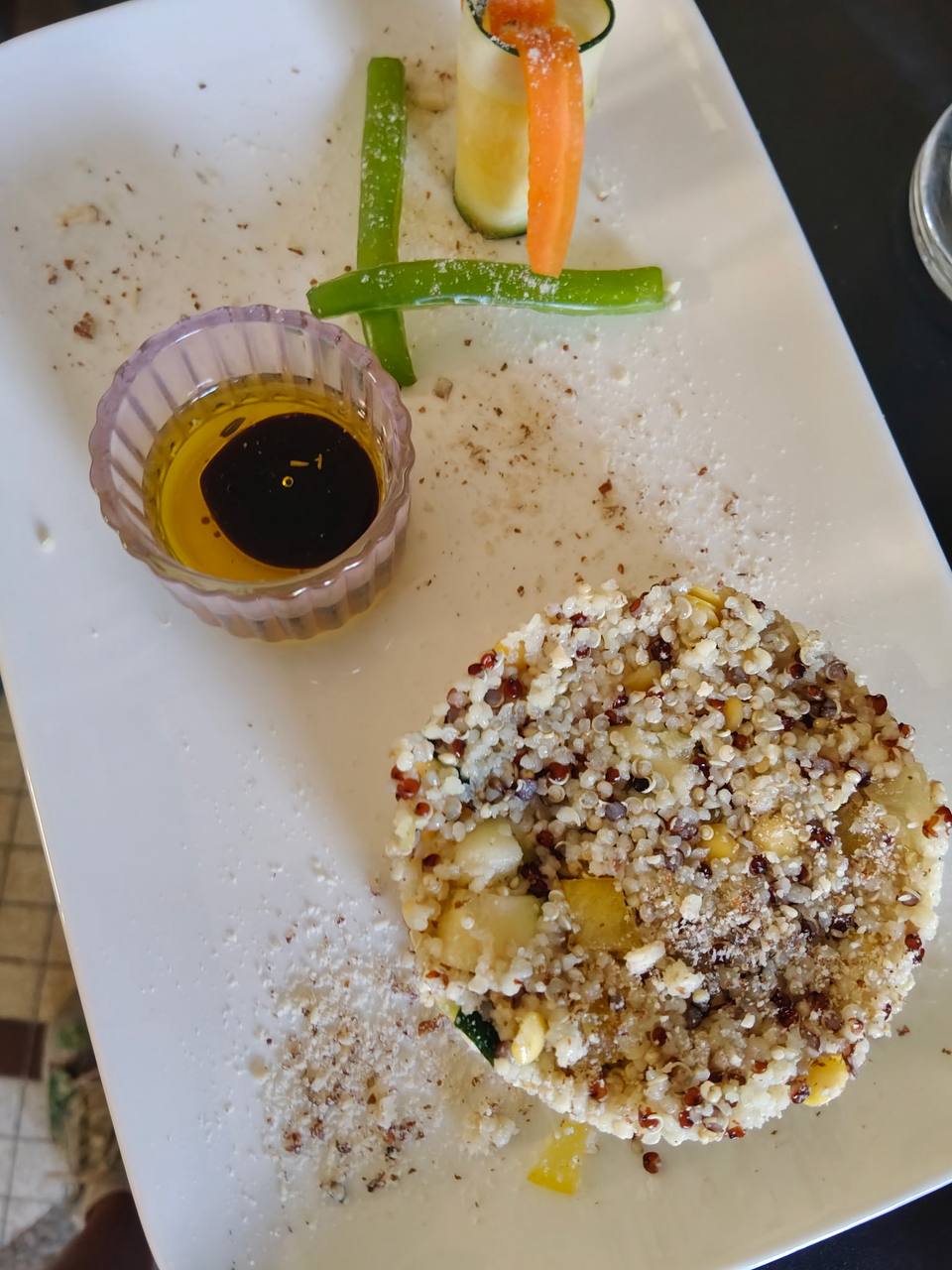Taboulé de quinoa aux légumes, huile d'olive et balsamique