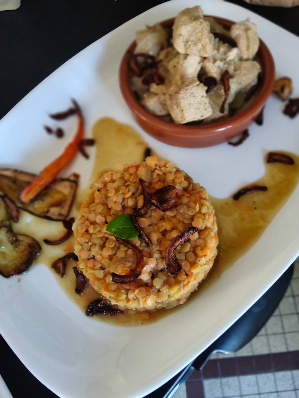 Sauté de poulet en cassolette et lentilles corail